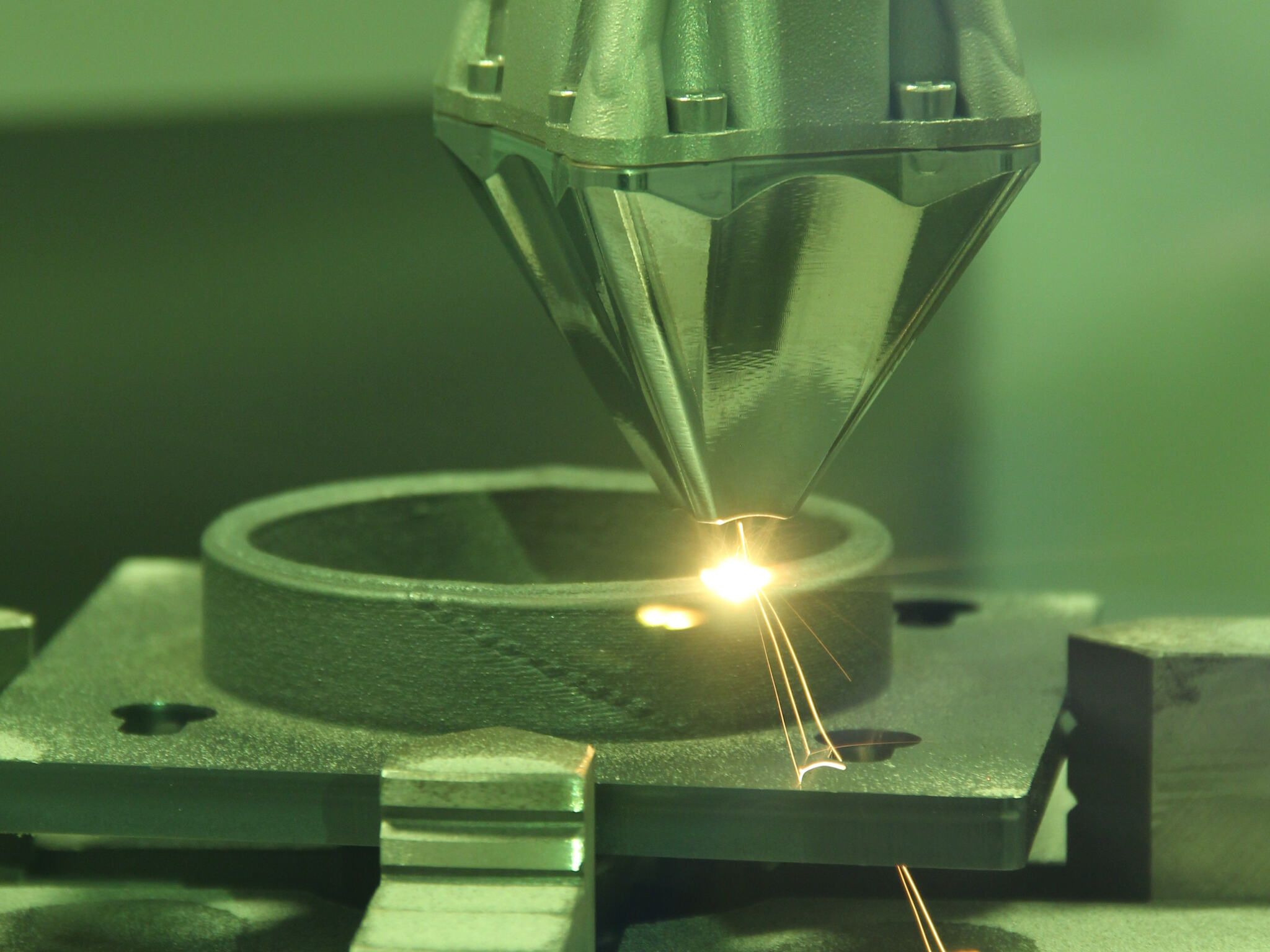 Laser head working in DED